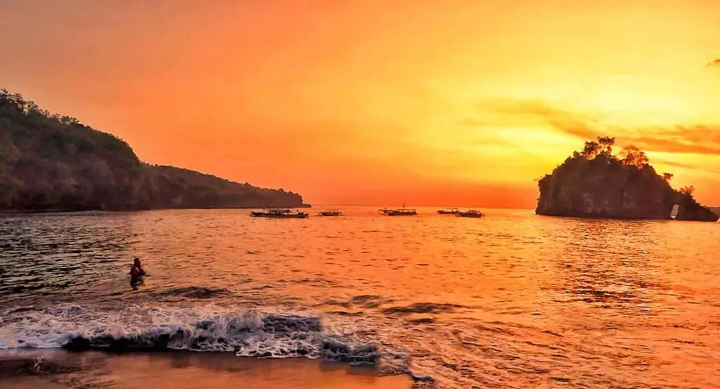 Nusa Penida: A Tropical Paradise Awaits 1 Best Sunsets in Nusa Penida