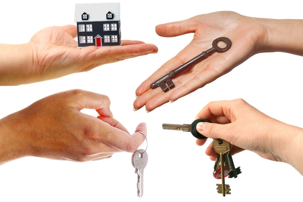 Why Lanyard Keychains Are Essential for Office Workers 