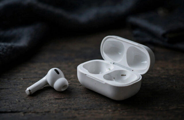 Why Is One Galaxy Buds On Earbud Not Connecting or Charging Properly?
